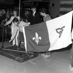 AUO-PHO-NB-6-1983-6_Premier levée du drapeau_1983