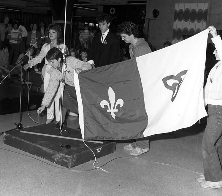 AUO-PHO-NB-6-1983-6_Premier levée du drapeau_1983